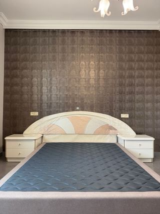 Testata da camera da letto bianca con specchi