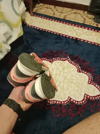 Zapatillas deportivas grises y rosas