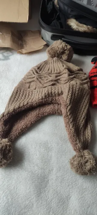 Gorro de lana marrón con pompones