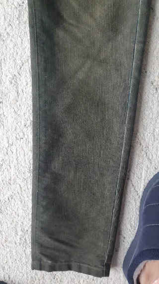 Pantalón vaquero Pull and Bear verde oliva