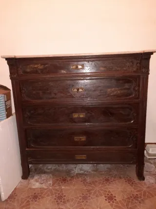 Cómoda de madera con tapa de mármol