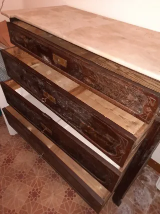 Cómoda de madera con tapa de mármol