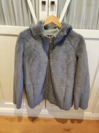 Chaqueta de pelo gris con capucha