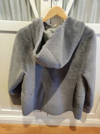 Chaqueta de pelo gris con capucha