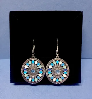 Pendientes redondos plateados con detalles azules