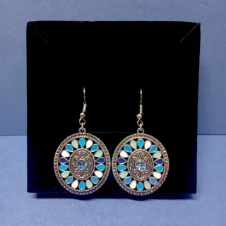 Pendientes redondos plateados con detalles azules