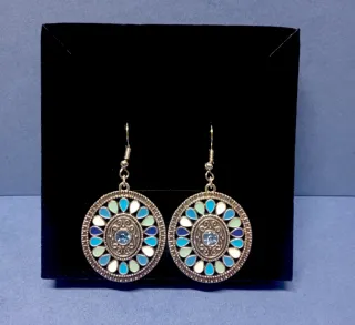 Pendientes redondos plateados con detalles azules