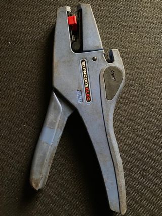 Alicate pelacables Facom