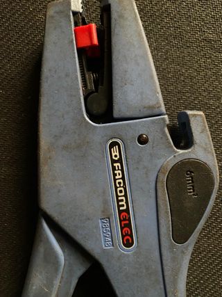 Alicate pelacables Facom