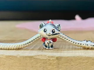 Charm | Gata Marie de Aristogatos