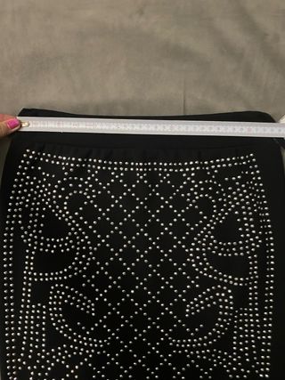 Falda tubo negra con pedrería. T.S. Con etiquetas.