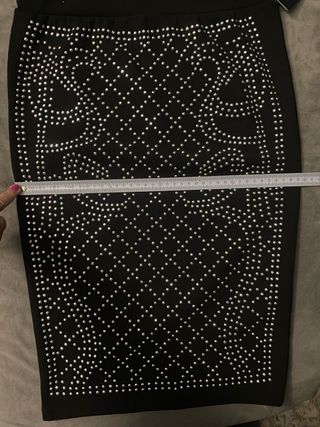 Falda tubo negra con pedrería. T.S. Con etiquetas.