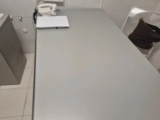 Mesa de despacho gris de madera