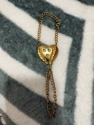 Manita Corazón Dorada con Piedras Rojas