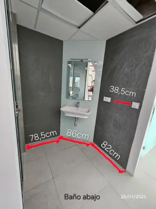 Lavabo, grifo y espejo con luz.