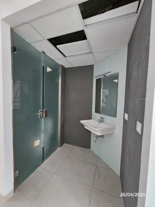 Lavabo, grifo y espejo con luz.