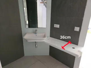 Lavabo, grifo y espejo con luz.