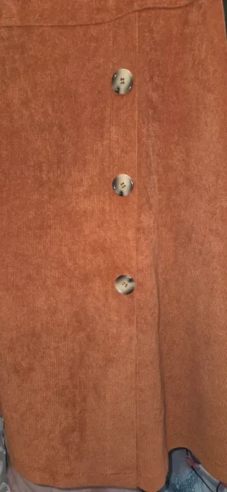 Falda de pana naranja con botones