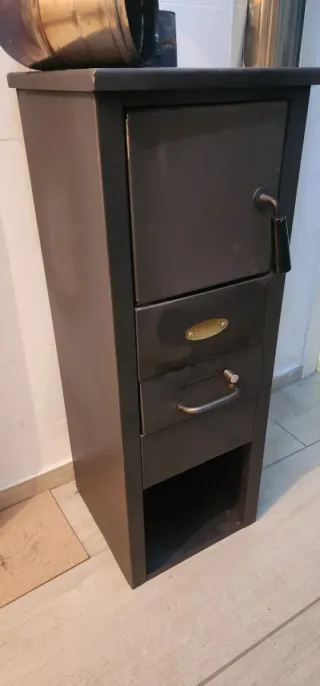 Stufa a legna in buone condizioni, con tubi