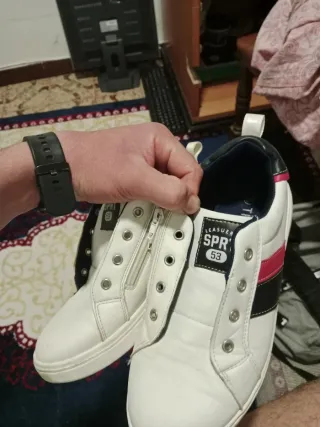 Zapatillas deportivas blancas y rojas