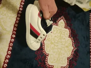 Zapatillas deportivas blancas y rojas