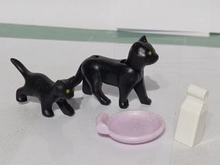 Playmobil Gatos Negros con Comida