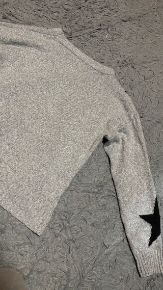 Jersey gris con estrellas negras