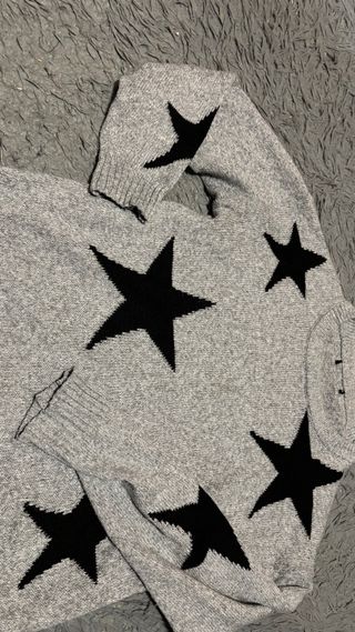 Jersey gris con estrellas negras