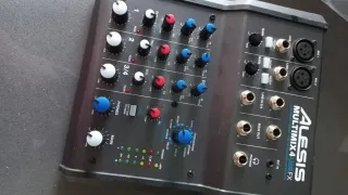 Alesis Multimix 4 USB FX Mixer con effetti