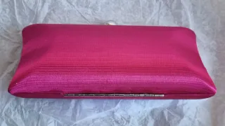 Bolso de mano fucsia.