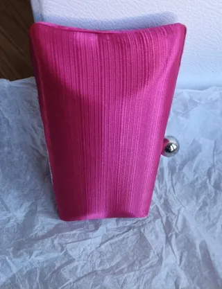 Bolso de mano fucsia.