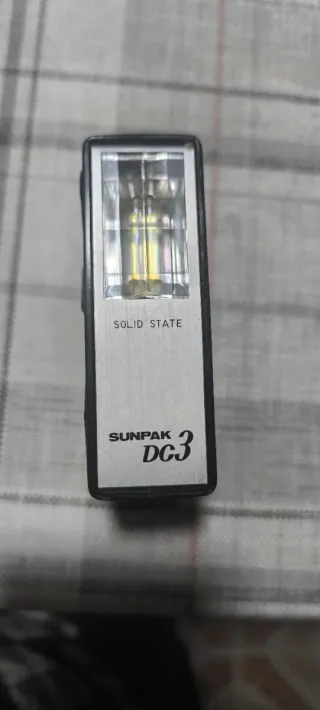 Varias cámaras antiguas y flash