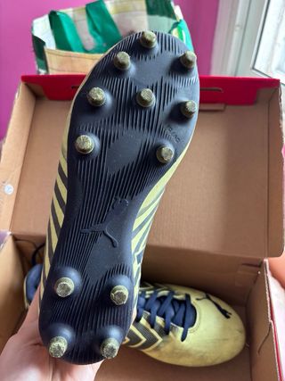 Botas de Fútbol Puma Amarillas y Negras. Talla 39