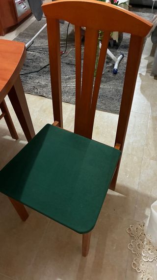 Mesa comedor extensible de madera.