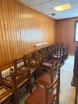 Sillas de madera con asiento de piel