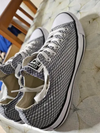 Converse grises y blancas