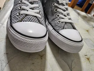 Converse grises y blancas