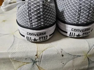 Converse grises y blancas