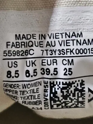 Converse grises y blancas