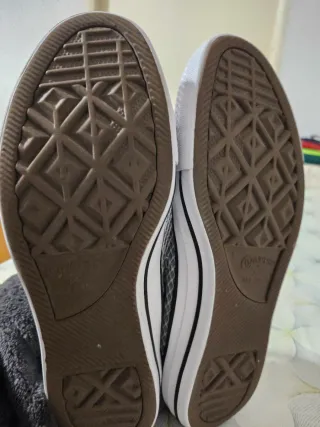 Converse grises y blancas