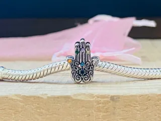 Charm | Mano de Fátima Chakrás