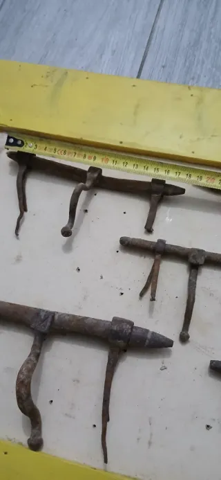 Cerrojos antiguos de hierro