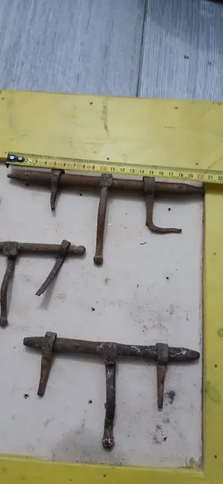 Cerrojos antiguos de hierro