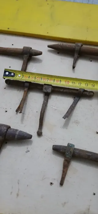 Cerrojos antiguos de hierro