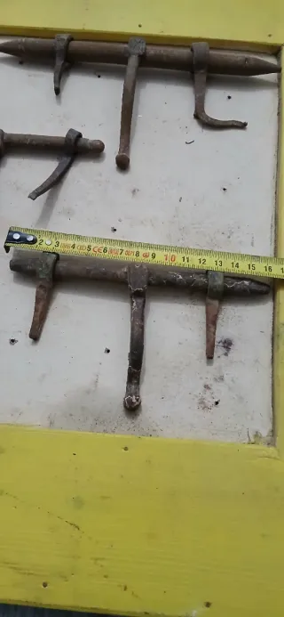 Cerrojos antiguos de hierro