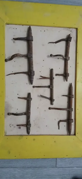 Cerrojos antiguos de hierro