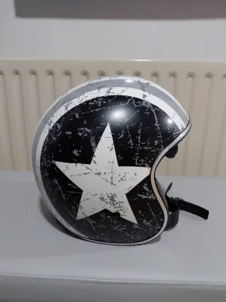 Casco de moto con diseño de estrella