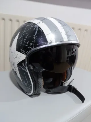 Casco de moto con diseño de estrella