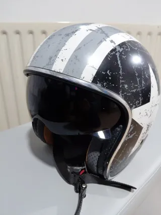 Casco de moto con diseño de estrella