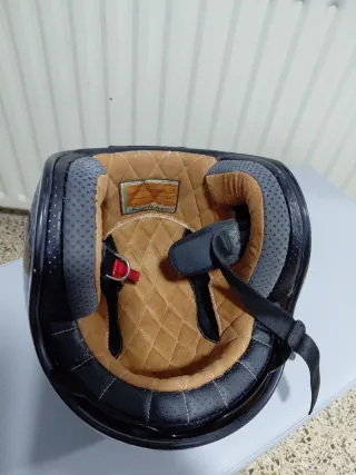 Casco de moto con diseño de estrella